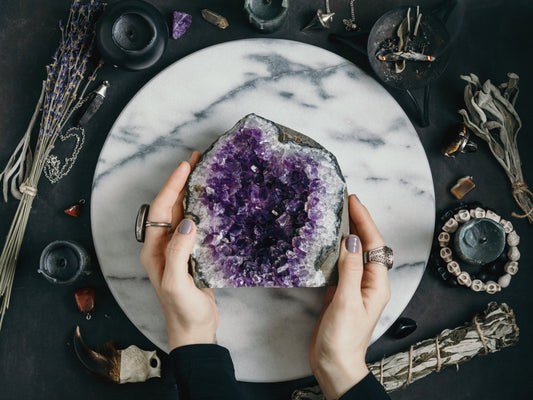 What Is Amethyst? A Complete Guide to Its History, Meaning, Chakras, Healing Properties, and Everyday Uses
